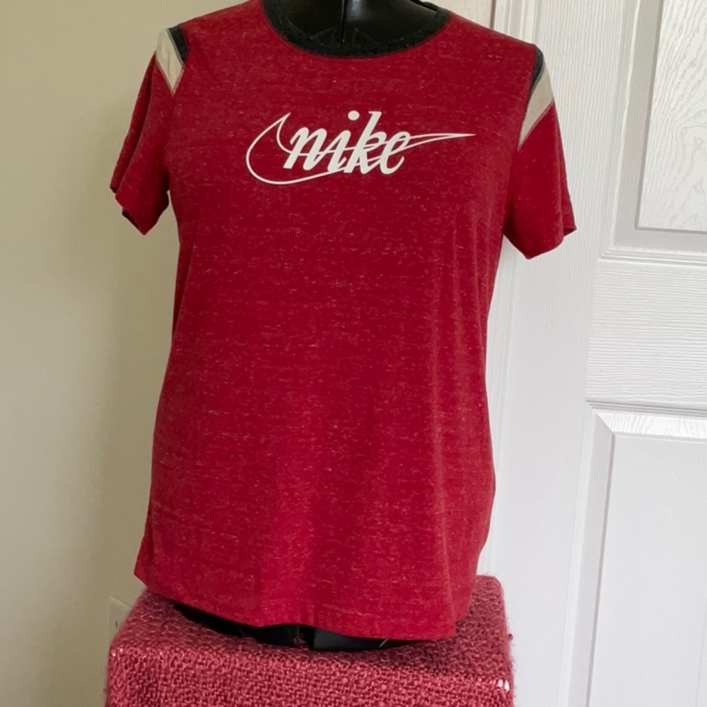 NIKE WOMEN’S TEE SHIRT